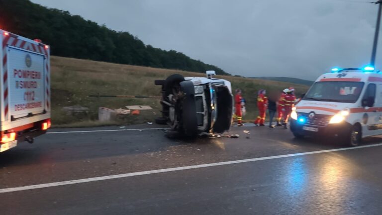 FOTO O dubă s-a răsturnat între Ilișești și Păltinoasa. Trei persoane au fost rănite