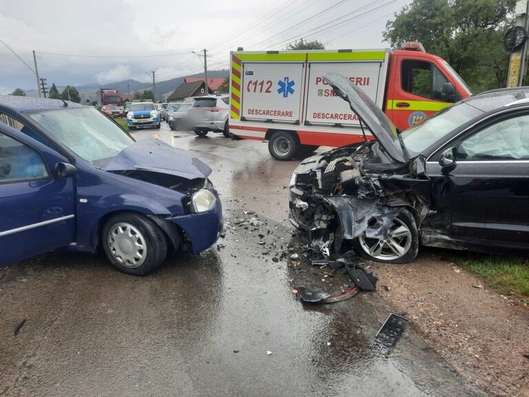 FOTO O tânără șoferiță din Piatra Neamț a produs un accident cu trei răniți, la Vatra Moldoviței