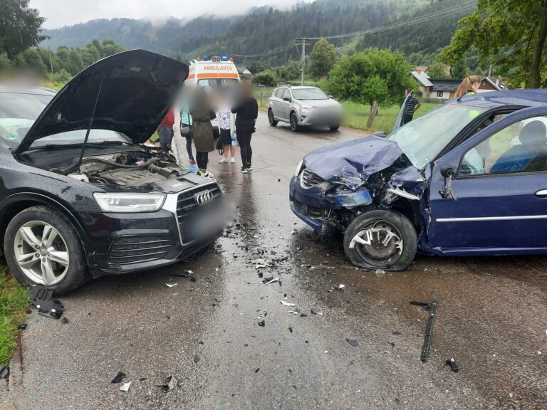 FOTO Accident cu trei răniți produs pe raza comunei Vatra Moldoviței