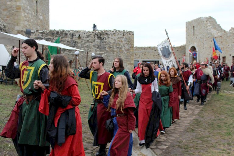 Festivalul de Artă Medievală „Ştefan cel Mare” revine la Cetatea de Scaun a Sucevei. Tradiționala paradă cu făclii va avea din nou loc pe străzile orașului