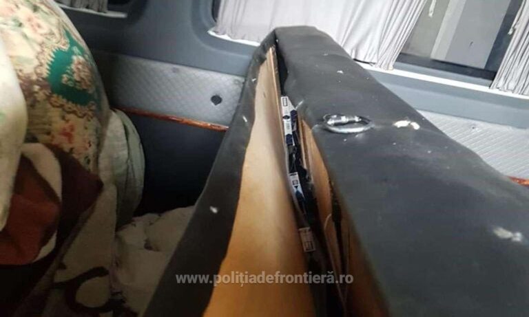 FOTO Microbuz căptușit cu peste 4.500 de pachete cu țigări de contrabandă depistat în Vama Siret. Vehiculul era condus de un ucrainean