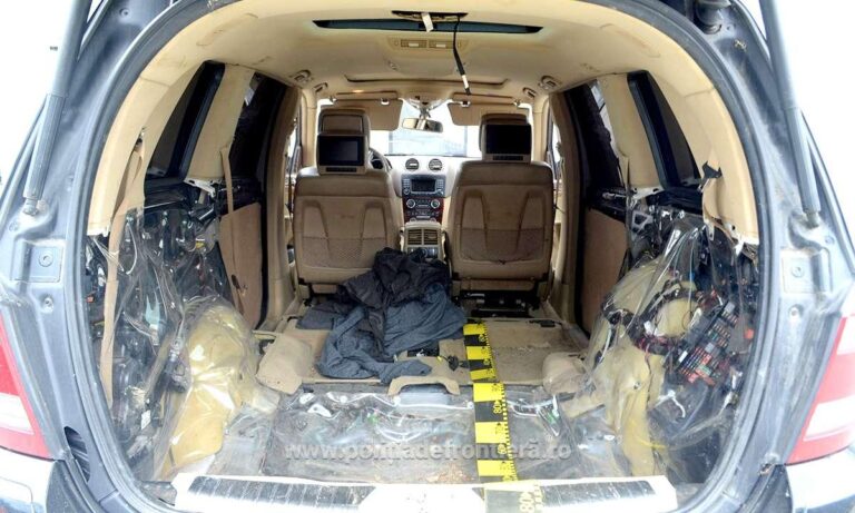 FOTO Un Mercedes GL burdușit cu țigări de contrabandă a fost abandonat în curtea unui cetățean din Vicovu de Sus