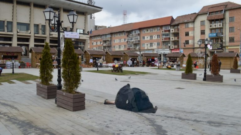 O femeie ruptă de beată a fost găsită lată pe esplanada Casei de Cultură din Suceava, la o bucată de noapte