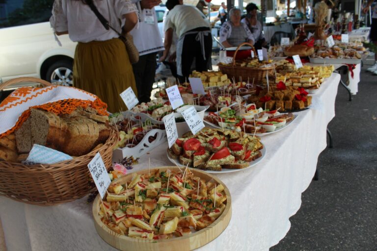 FOTO Festin culinar de excepție cu bucate alese din diferite zone ale țării organizat la Mănăstirea Humorului: „Acest eveniment ne ajută în atragerea turiștilor, pe plan național și chiar internațional”