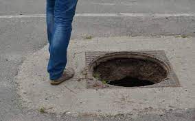 Un individ a furat capacele de canal de pe o stradă din Rădăuți