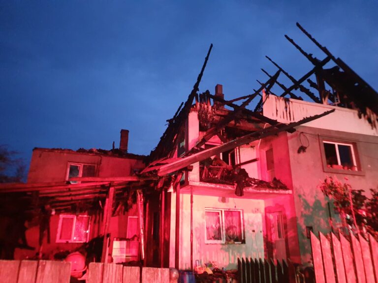 O femeie din Stulpicani cunoscută cu probleme psihice a încercat să-și dea foc la casă, după ce a renunțat la tratament și s-a apucat de băut