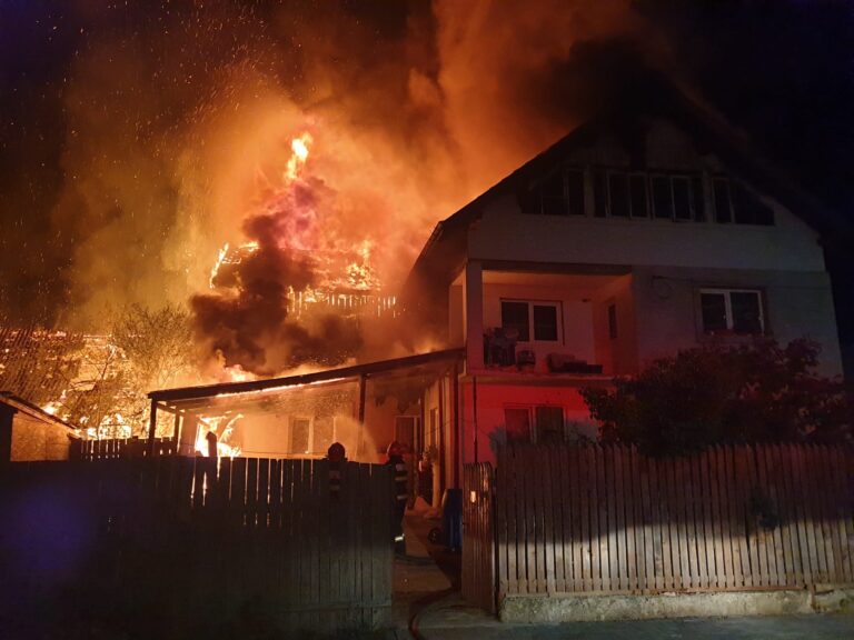 FOTO Incendiu de proporții izbucnit într-o gospodărie din Gura Humorului