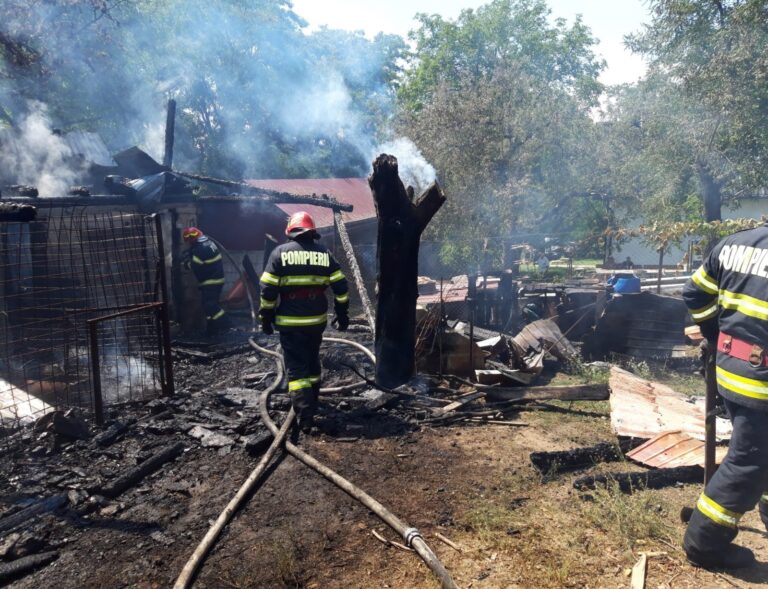 Un bărbat din Dărmănești a fost salvat de un vecin după ce i-a luat foc casa