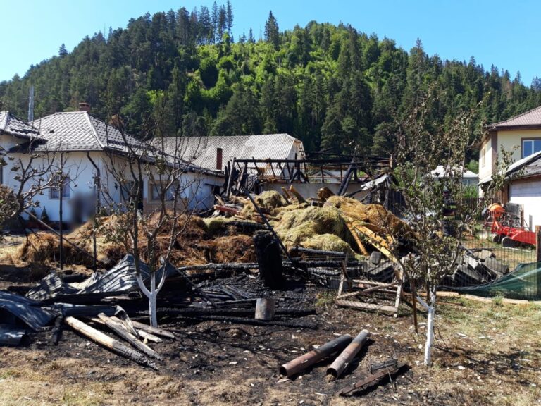 VIDEO FOTO Incendiu de proporții izbucnit la Slatina. Pompierii au intervenit cu 7 autospeciale