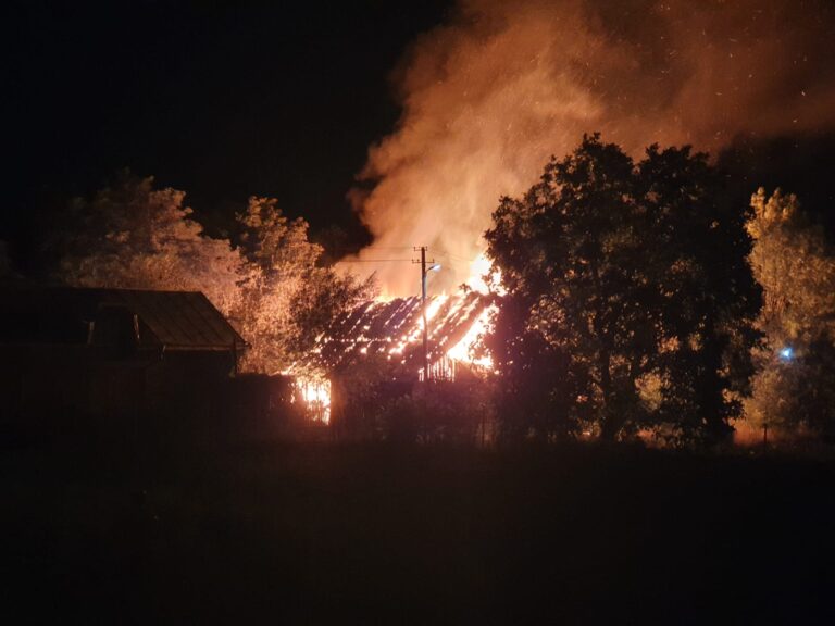 O femeie din Frătăuții Vechi și-a dat foc la casă
