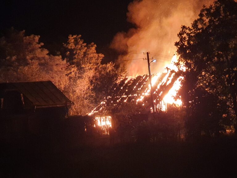 VIDEO FOTO Anexele dintr-o gospodărie din Solca au fost făcute scrum de un incendiu puternic