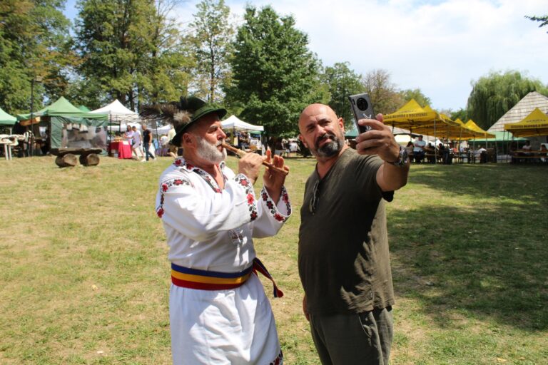 VIDEO FOTO Chef Cătălin Scărlătescu și peste 100 de meșteri din mai toate domeniile îi așteaptă pe suceveni și pe turiști la Muzeul Satului Bucovinean: „Evenimentul «Lume, lume…hai la târg» a devenit o tradiție”