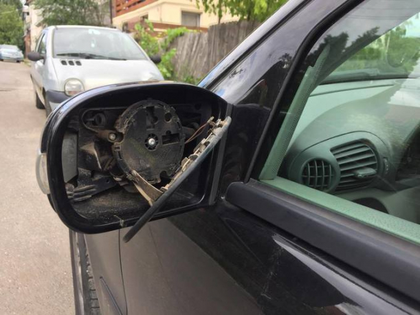 Un botoșănean a luat la pumni o mașină parcată pe o stradă din Burdujeni