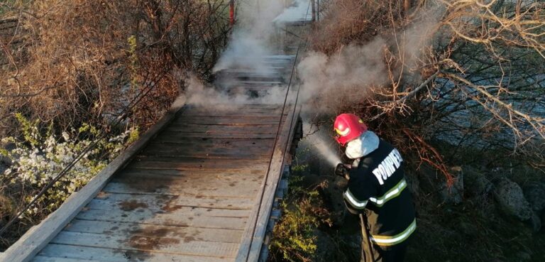 Un pod din lemn din Dolhești a fost distrus în urma unui incendiu de vegetație. Paguba se ridică la 100.000 de lei