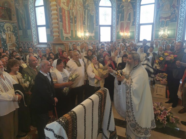 FOTO Credincioșii din Poiana Stampei au umplut biserica din centrul comunei la slujba oficiată de preotul Vasile Ioana: „Ați poposit în Bucovina și să nu ne ocoliți când mai treceți prin zonă”