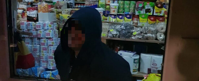 Un bărbat din Baia a spart de foame un magazin din interiorul căruia a mâncat două iaurturi, o pâine și o roșie