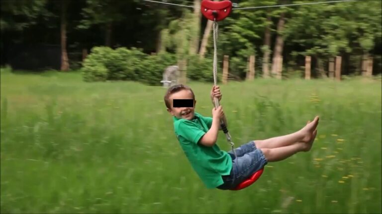 Un băiat de 11 ani a ajuns la spital după ce a căzut de pe tiroliana din Parcul municipal Vatra Dornei