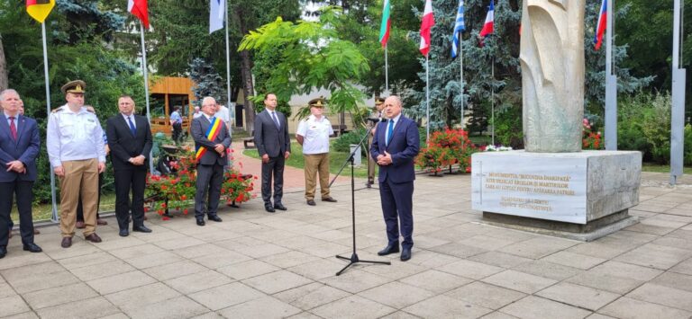 FOTO Vicepreședintele CJ Suceava, Niculai Barbă, a participat la Ceremonia publică de intonare a imnului național al României organizată în Piața Tricolorului