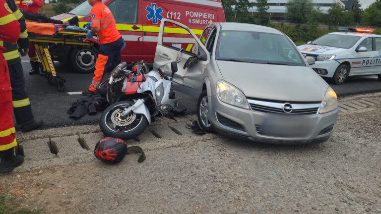 FOTO Un motociclist s-a ales cu un dosar penal după ce a fost lovit de o mașină care nu i-a acordat prioritate, la Ilișești
