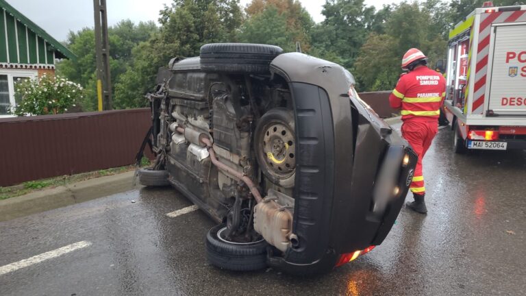 FOTO Un bărbat a ajuns la spital după ce s-a răsturnat cu mașina la Ilișești