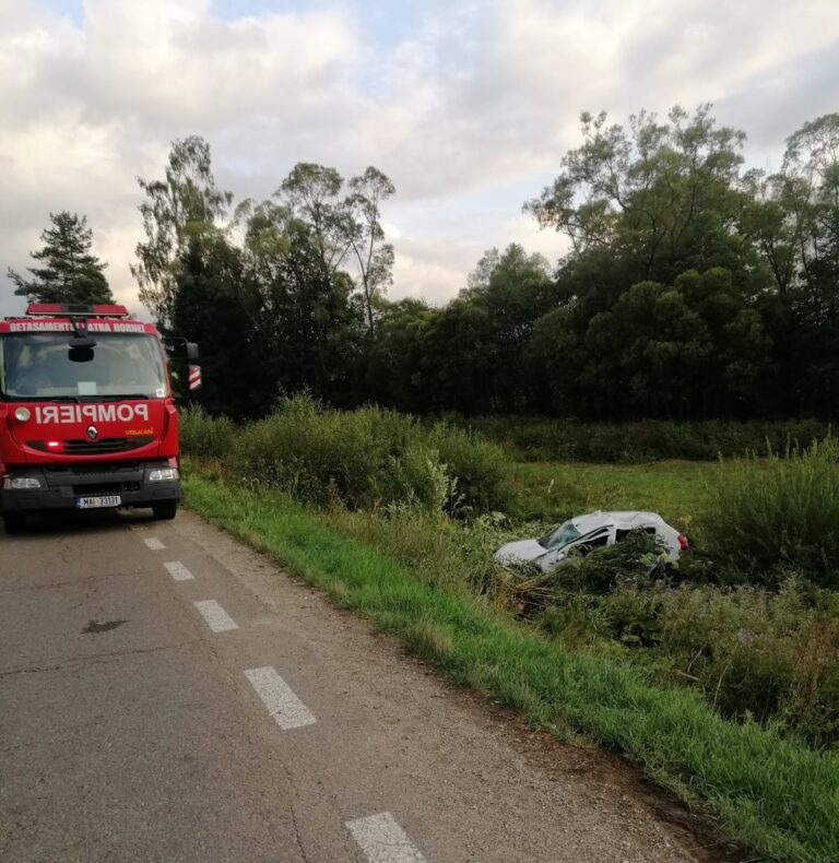 FOTO O fetiță de 9 ani a ajuns la spital după ce mașina în care se afla s-a răsturnat la Dorna Arini