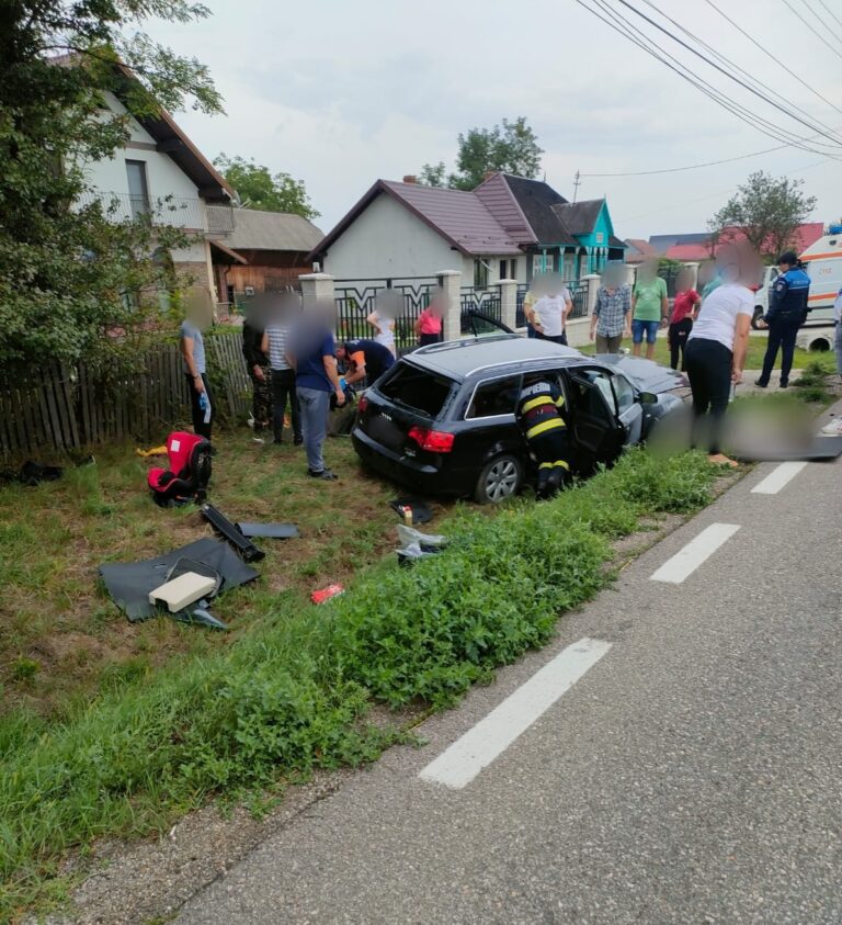 FOTO Două femei și doi copii au ajuns la spital după ce au intrat cu mașina într-un cap de pod, la Boroaia