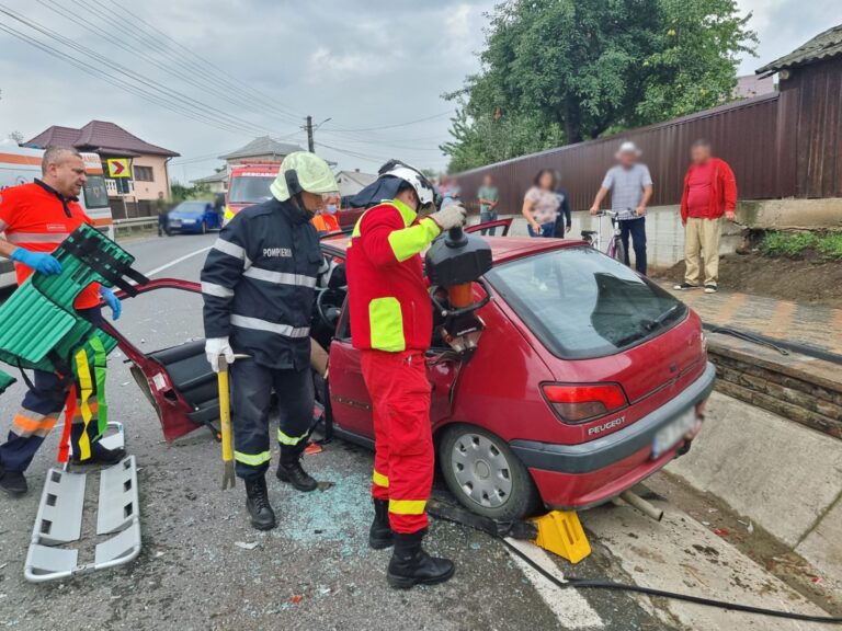 FOTO Accident cu doi răniți produs la Plopeni. Un pompier aflat în timpul liber a acordat primul ajutor medical