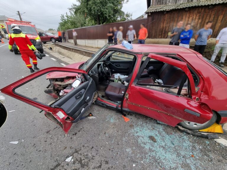 FOTO Accidentul cu doi răniți de la Plopeni a fost produs de un tânăr din Liteni, care a intrat cu mașina pe contrasens