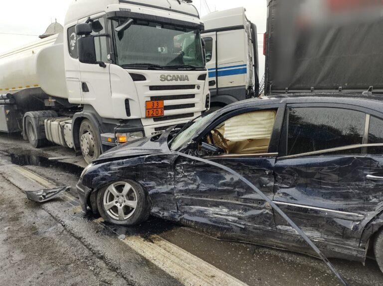 FOTO Carambol produs între două TIR-uri și o mașină, la Spătărești. O femeie a fost rănită