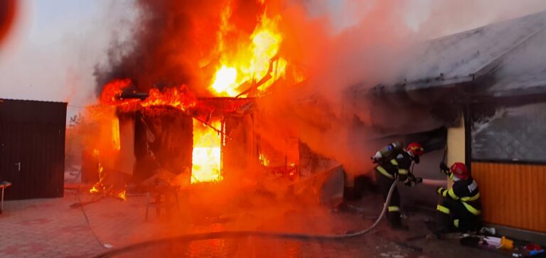 FOTO Incendiu de proporții izbucnit într-o gospodărie din Pătrăuți. Un atelier și un garaj au fost făcute scrum