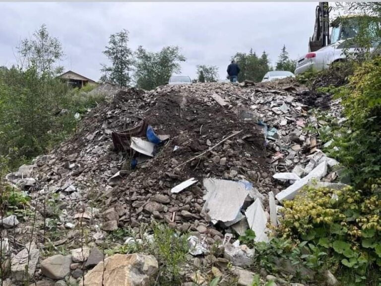 FOTO Proprietarii cabanei turistice Obcina Feredeului din Frumosu, distrusă recent de un incendiu puternic, au îngropat deșeurile rezultate în urma deflagrației pe malul pârâului Deia