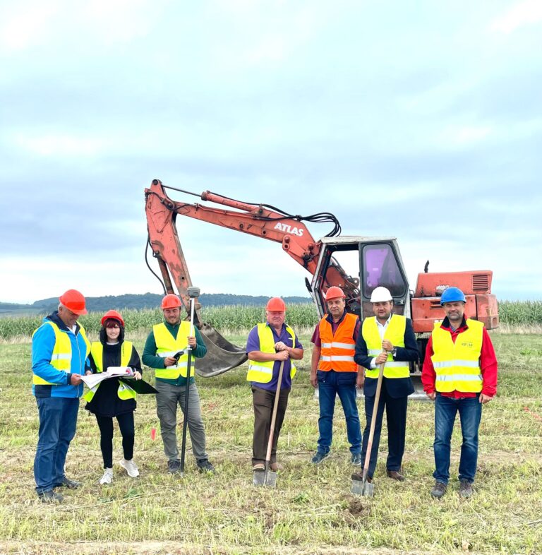 FOTO Zi istorică pentru comuna Mitocu Dragomirnei, unde au fost demarate lucrările la rețelele de apă și canalizare: „Implicarea directă a președintelui CJ Suceava, Gheorghe Flutur, a dus la deblocarea proiectului”