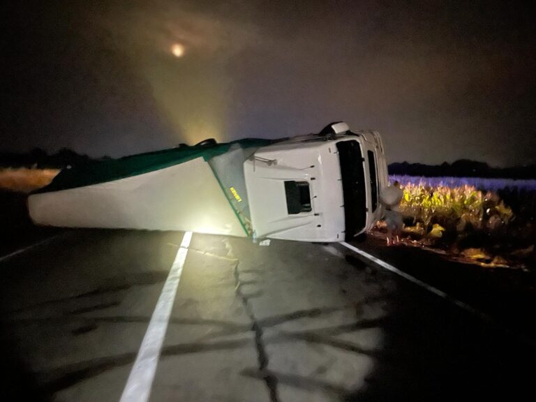 FOTO Traficul este blocat la Dănila după ce un șofer s-a răsturnat cu TIR-ul pe partea carosabilă