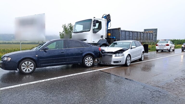 FOTO Carambol produs între trei mașini și un camion pe șoseaua de centură a Sucevei. Trei persoane au ajuns la spital