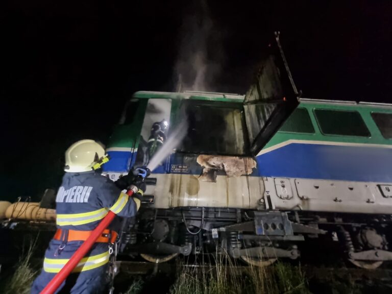 FOTO O locomotivă a luat foc la Dornești