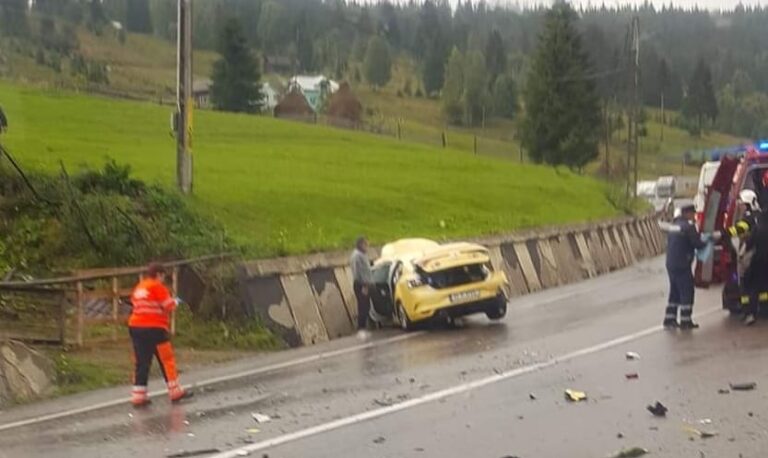 FOTO Accident mortal produs în Pasul Mestecăniș. Un bărbat și-a pierdut viața în urma carambolului dintre un camion și două mașini