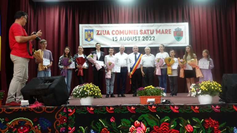 FOTO Elevii de 10 din Satu Mare au fost premiați în premieră de Primărie în cadrul evenimentelor prilejuite de Ziua comunei: „Trebuie să susținem educația în general și în mod deosebit performanța”