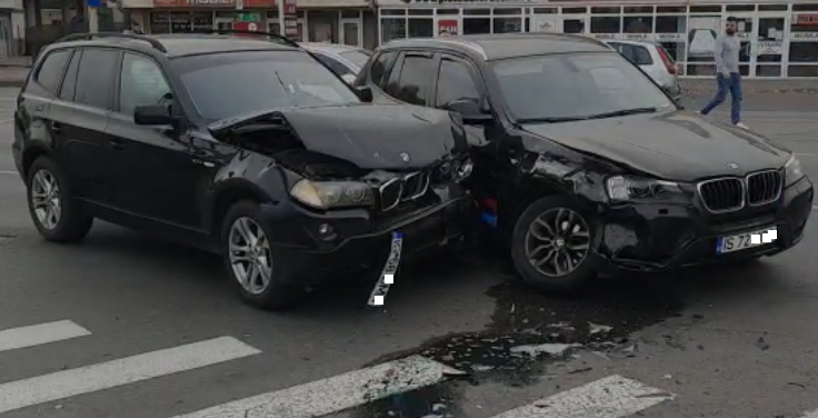 Accident între două BMW-uri produs la Frătăuții Noi de un șofer beat care a fugit de la locul accidentului. Individul a fost reținut de polițiști