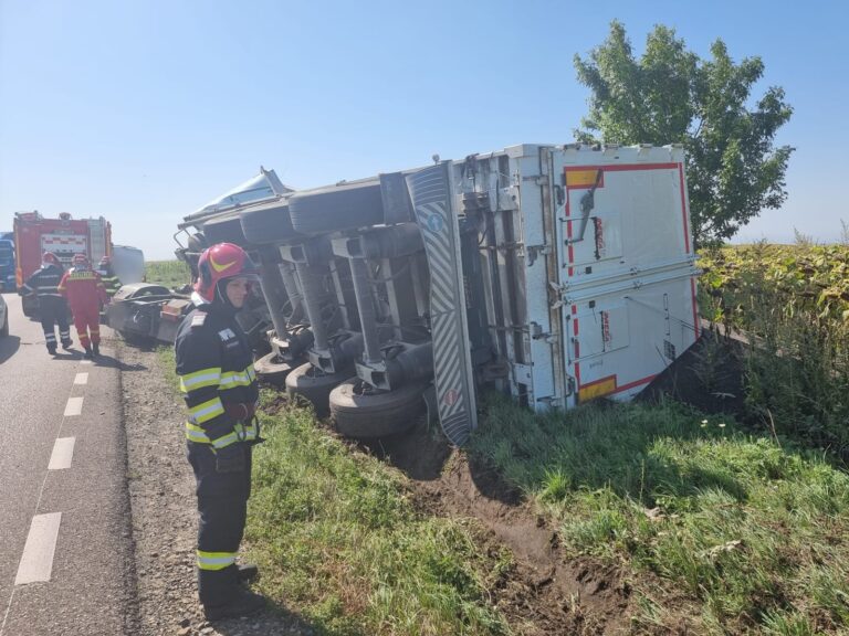 FOTO Un camion încărcat cu rapiță s-a răsturnat între Suceava și Cumpărătura