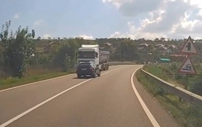 VIDEO Un ucrainean a fost aproape de a produce o tragedie la intrarea în municipiul Fălticeni din cauză că butona telefonul în timp ce conducea: „Du-te la biserică și pune o lumânare pentru că ți-a dat Dumnezeu zile”