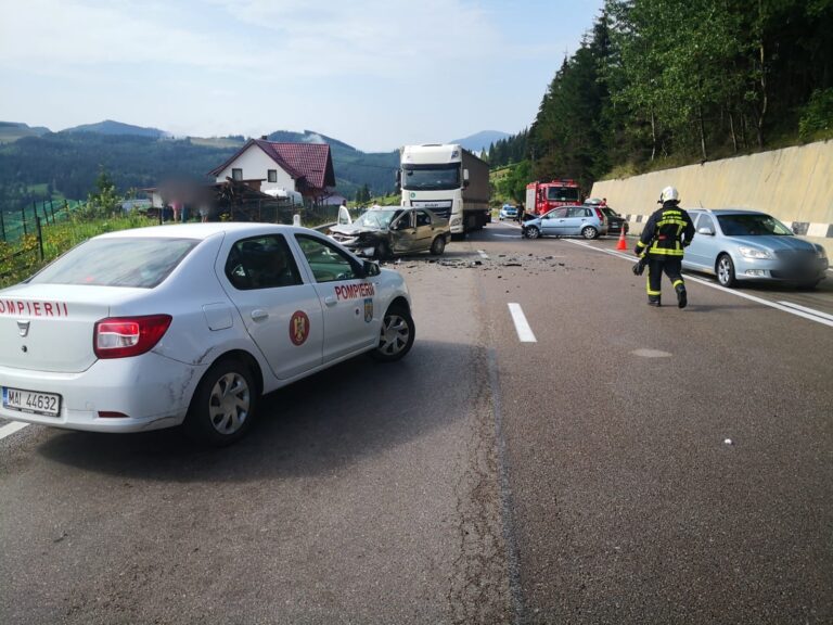 FOTO 8 persoane au ajuns la spital în urma unui accident rutier produs în Pasul Mestecăniș