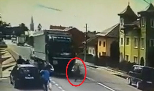 VIDEO O femeie inconștientă s-a „aruncat” în fața unui TIR condus de un sucevean, chiar sub ochii un echipaj de poliție