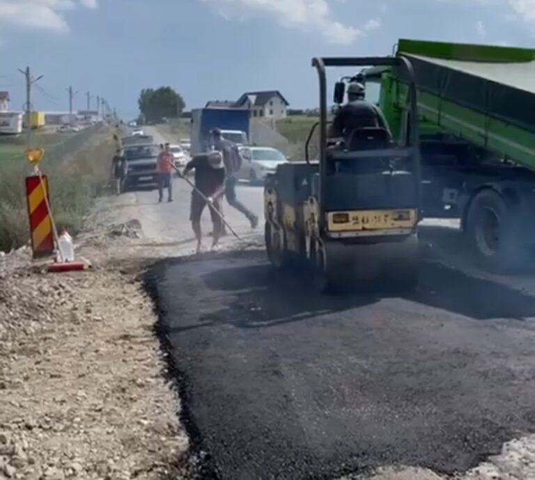 VIDEO Bosâncenii au început să asfalteze singuri axa Suceava – Iași: „Cetățenii s-au săturat, cred că le-a ajuns cuțitul la os și de aceea au asfaltat singuri drumul”