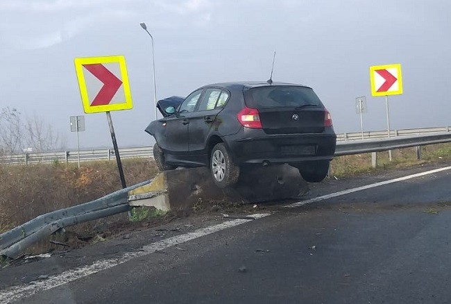 Un individ beat și fără permis s-a oprit cu BMW-ul într-un parapet de pe șoseaua de centură a municipiului Suceava