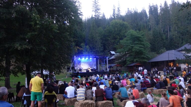 FOTO Putna a devenit în acest weekend capitala folk-ului românesc. Festivalul Național de Muzică Folk „Ridică-te Ștefane” a adunat iubitori ai acestui gen de muzică din toate colțurile țării: „Acest festival va fi unul de referință pentru folk-ul românesc”