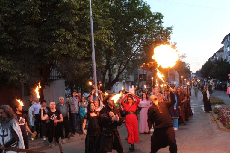VIDEO FOTO Mii de oameni au luat parte la parada cu făclii organizată cu ocazia Festivalului de Artă Medievală „Ștefan cel Mare”: „Suceava are nevoie de acest eveniment, Suceava gustă Festivalul Medieval”