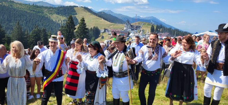 FOTO Hora de la Prislop a ajuns la cea de-a 50-a ediție: „Mulți ani faini și Doamne ajută, C-am făcut juma de sută/ Lasă-mă s-o fac întreagă, Lume dragă”