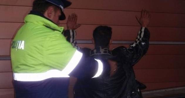 Un individ din Frasin a fost prins la furat în casa unui vecin care crăpa lemne în curte