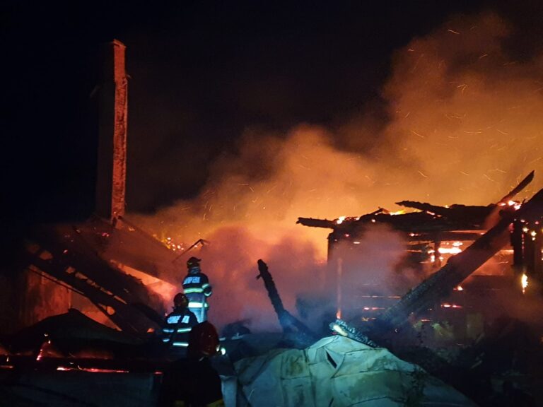 Un incendiu de proporții a izbucnit într-o gospodărie din Câmpulung Moldovenesc