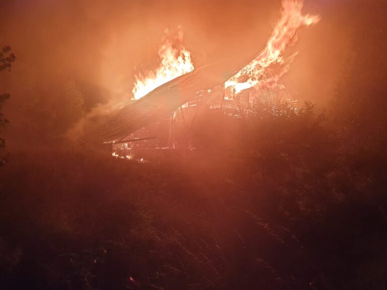 FOTO O pensiune din Bucșoaia a luat foc în condiții suspecte la o bucată de noapte